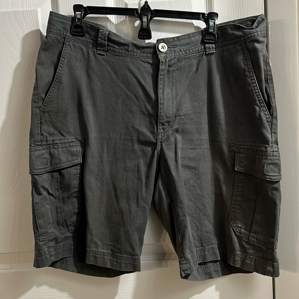 Columbia men’s gray cargo shorts 36W 10L